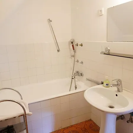 Gostinjska kuća Apartmaj-sobe-pri Ukcu 3*